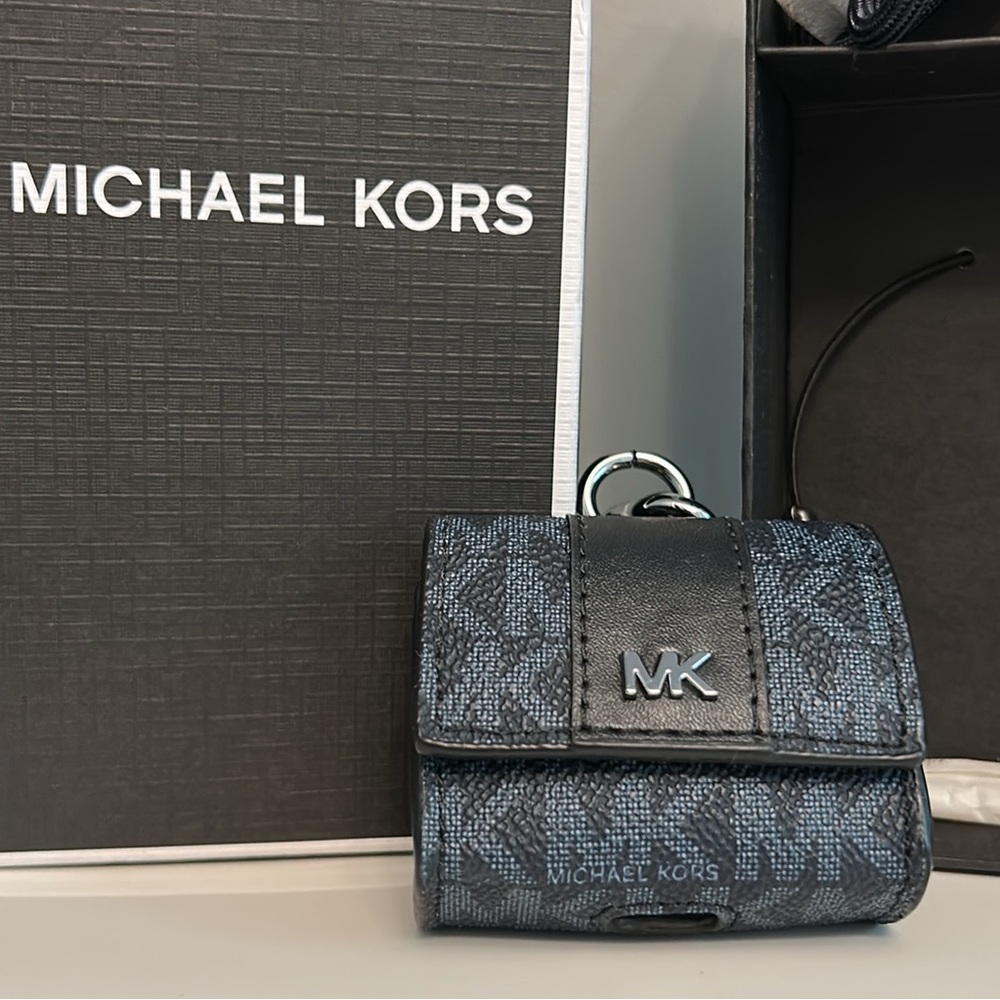 New! Michael Kors AirPods Case - Picture 4 of 11